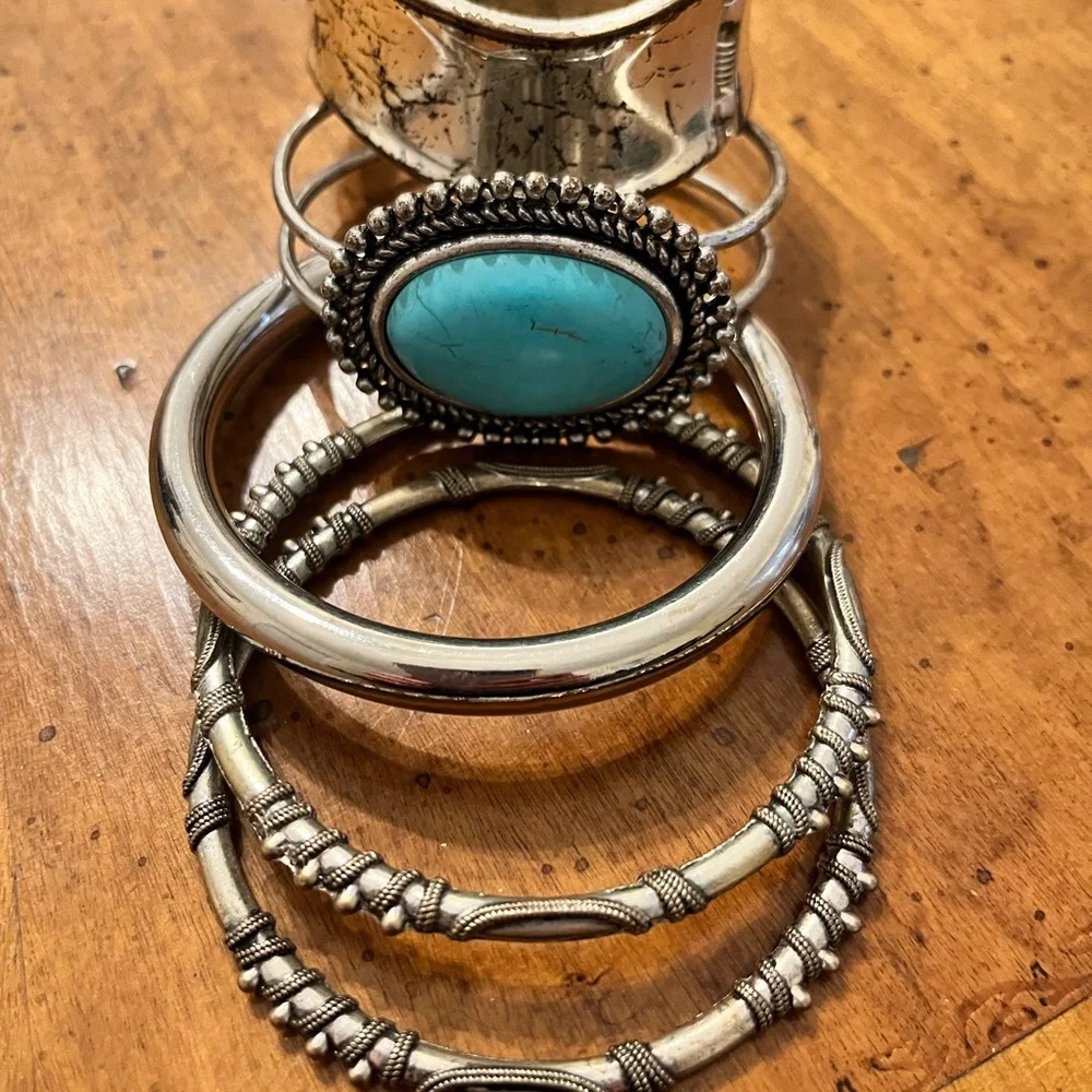 Set of 5 Bracelets silver toned